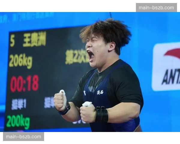 男子109公斤级比赛，三位选手总成绩相同，通过体重惊险分出名次