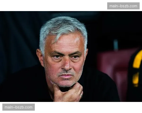 特写：终场哨响，即将退役的穆里尼奥向罗马主场观众挥手致意