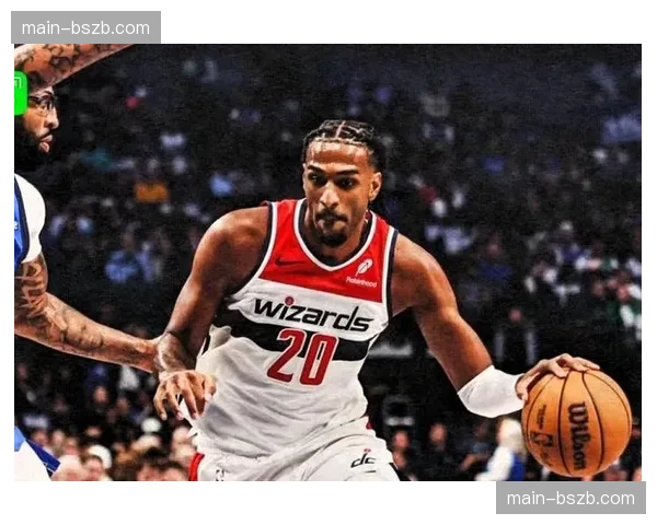 特写:现场观众为拼抢地板球摔出界外的奇才队后卫起立鼓掌 特写:现场观众为拼抢地板球摔出界外的奇才队后卫起立鼓掌